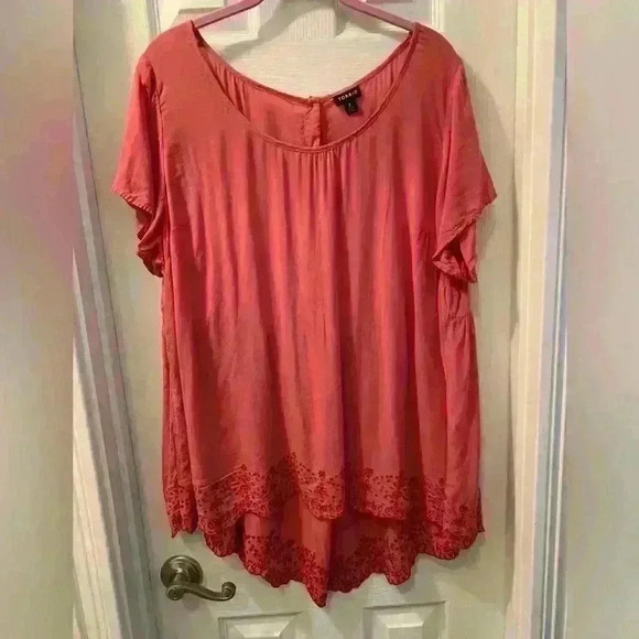 TORRID summer blouse with embroidery, high low him beautiful pink color size 2 - Picture 1 of 8